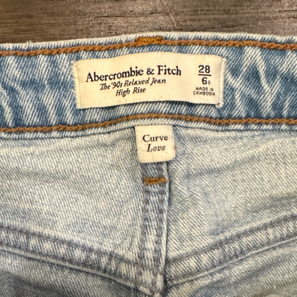 Abercrombie & Fitch Light Wash 90s Relaxed High Rise Jeans - Picture 2 of 5